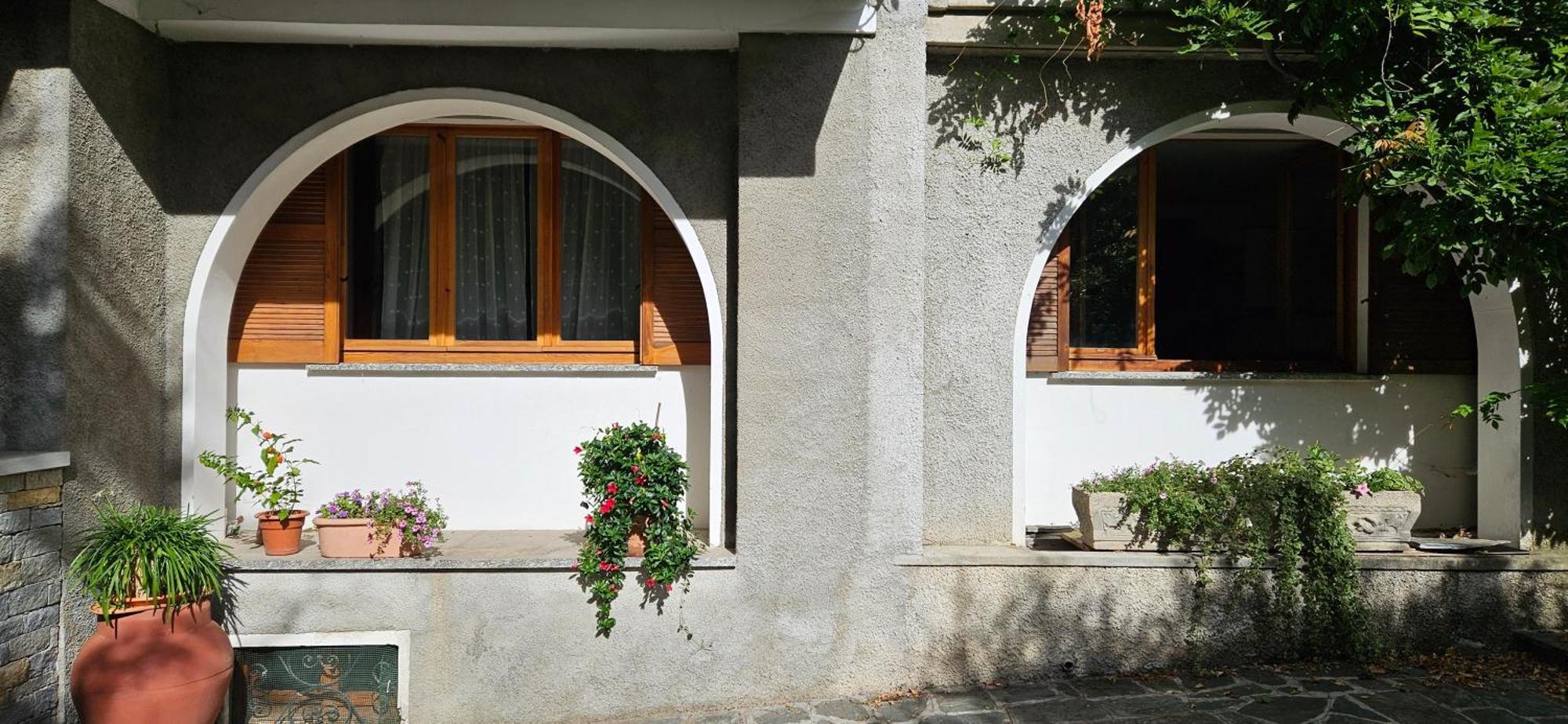 Appartamento Con Ingresso Autonomo, Giardino Privato E Portico Introbio Exterior photo